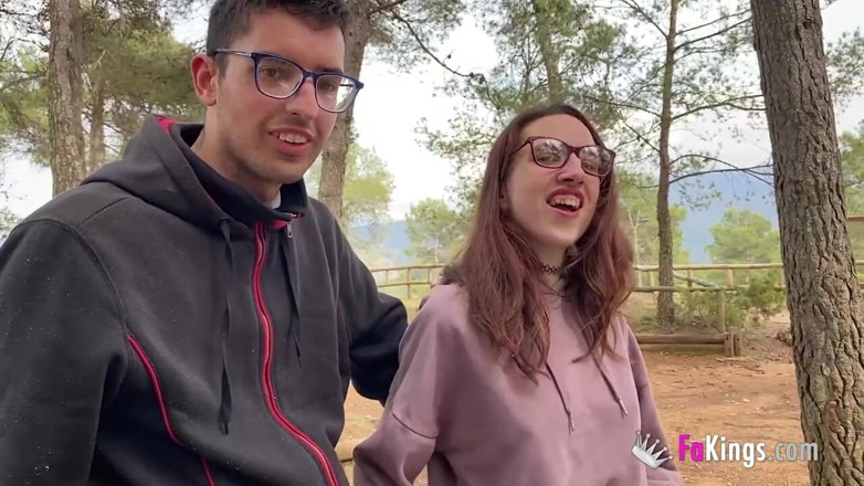 FAKings: Köylü çift bir taşra sikişi arıyor. Diana ve Cristian'ın açık havada...