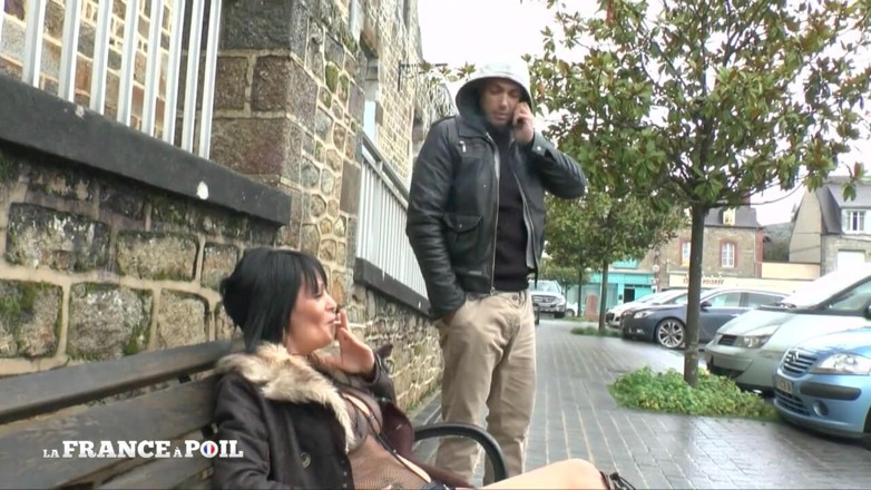Rue Chaude: Une MILF exhibitionniste reçoit une double pénétration par des inconnus