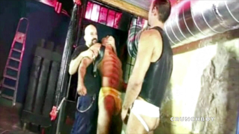 FETISH BDSM STUDIO: スパンキングセッションによるmuscl eboyで奥部屋