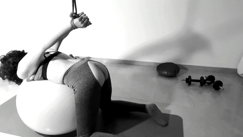Bdsmlovers91: Kinktober Giorno 12: legata e scopata sulla sua palla da yoga