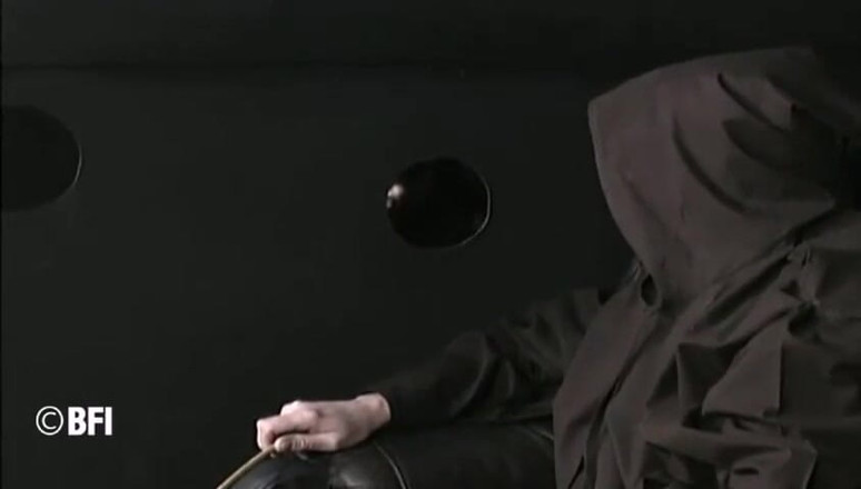 Slave Seks: Une nonne se fait fesser le cul par son maître
