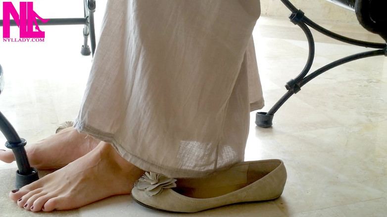 Nyllady: Ballet Flats Shoeplaying on Barefoot