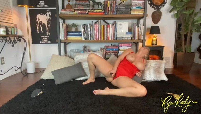 RyanKeely: Sperma hebzuchtige milf neukt zichzelf - Ryan Keely