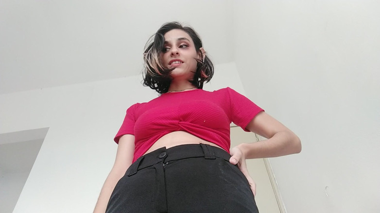Ms Candy Bunny: Une femme géante se fait masser les pieds, POV