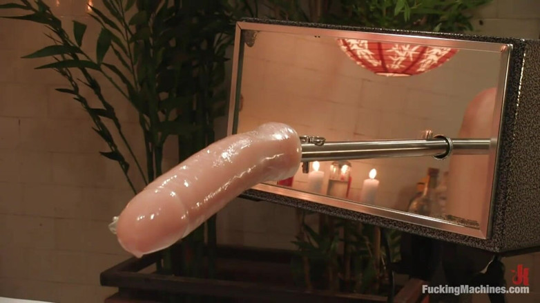 Fucking Machines by Kink: Charley Chase, nouvelle hôtesse sexy, se tape les machines à pleine...
