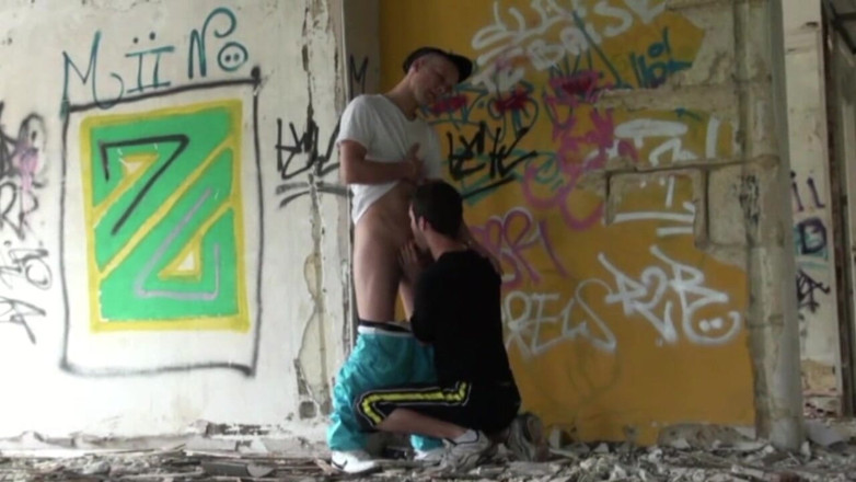 Gaybareback: Chlupatí kluci šukají v exhib