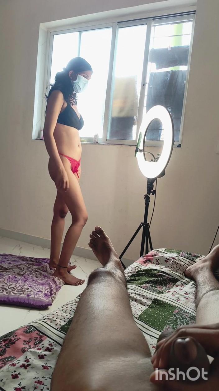Desishycouple: Bhabhi seksi Shivani melakukan melancap secara langsung dan suami.