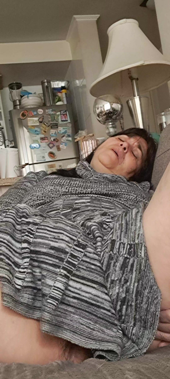 Mommy big hairy pussy: Privind sub rochie, pizda păroasă este umedă