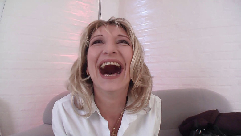 Toy Sluts: Une femme mature percée se masturbe dans un casting