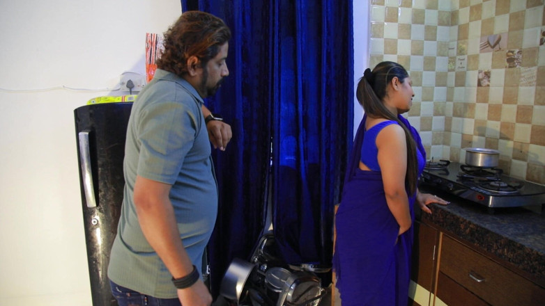 desigoldtv: Istri India tiba-tiba sange di dapur dan suaminya datang dan...