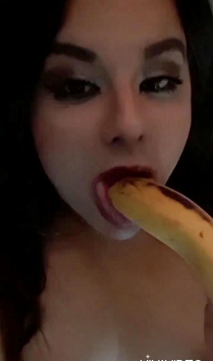 Miss Madii: Miss Madii banana blow job NO AUDIO