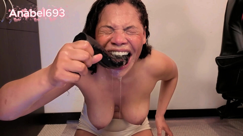 anabel693: Sliny bublají na mých přirozeně velkých prsou, dusí se na...