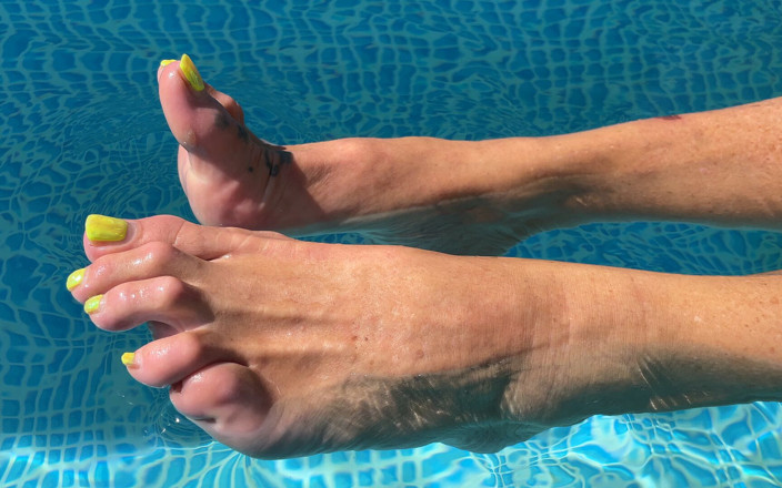 Dominatrix Frida: Memercikkan kaki di kolam renang (203)