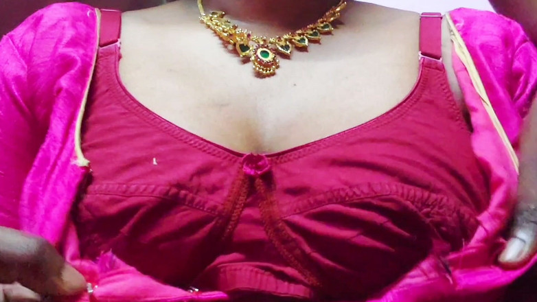 Desi Mohini: Гарячі та сексуальні цицьки тітоньки
