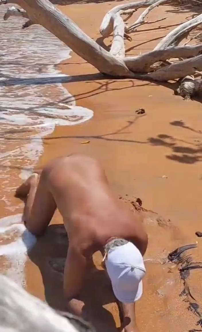 Ladysilvas: Ladysilva travestiet wil stiefvader in kont op het strand
