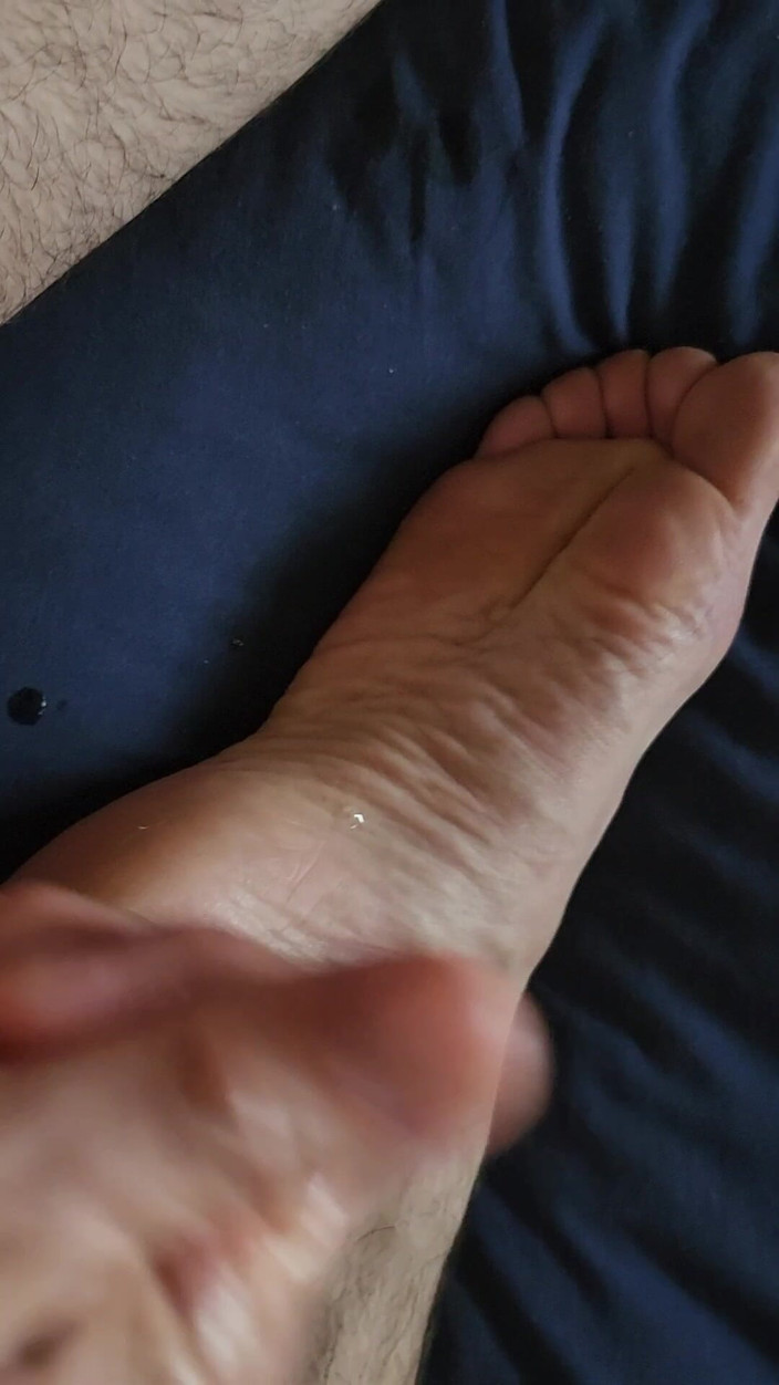 Bare Feet Couple: Moje pomarszczone podeszwy z podwiniętych stóp łapią gorącą spermę podczas masturbacji...