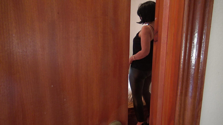 Stepmom Susan: Настоящий извращенец наблюдает за своей супер горячей мачехой!