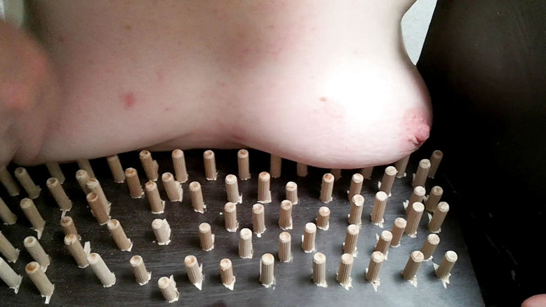 Bouncy Tits Action: Mesin hukuman toket