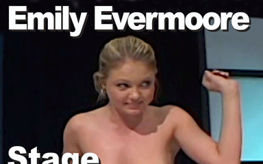 Edge Interactive Publishing: Emily Evermoore rozbiera się na scenie i sika