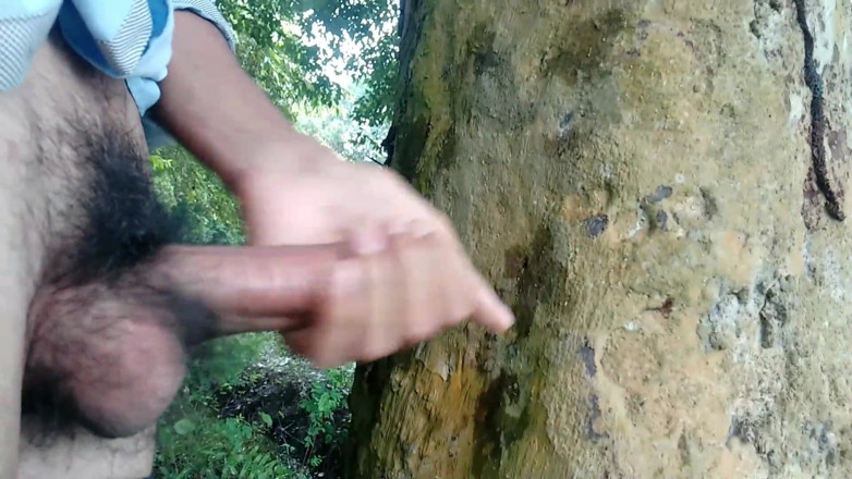 Desimast7: Velký penis stříkání na strom
