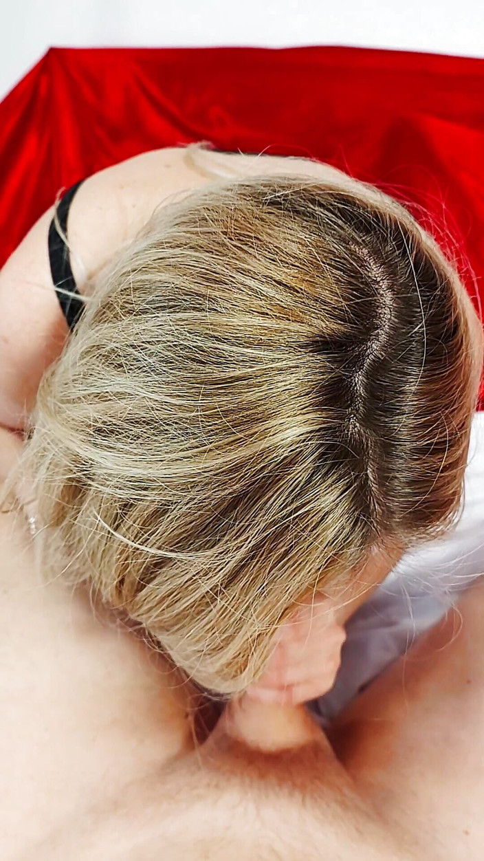 Lady_Blonde_in_Love: Awek blonde cantik memberikan footjob terbaik. Pancutan mani besar terlimpah...