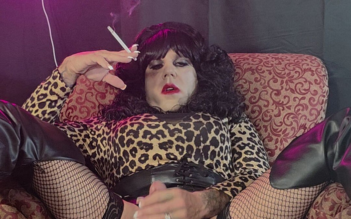 Cassandra Cox Xoxo: Travestito cassandra accarezza il cazzo e fuma virginia slim 120 mentre...