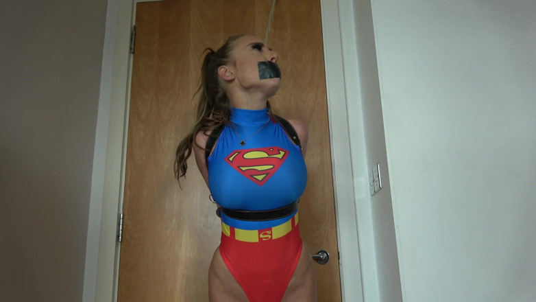 Latina Fetish: Le cauchemar d’Halloween d’Emma : superwoman attachée et tapée dans un...