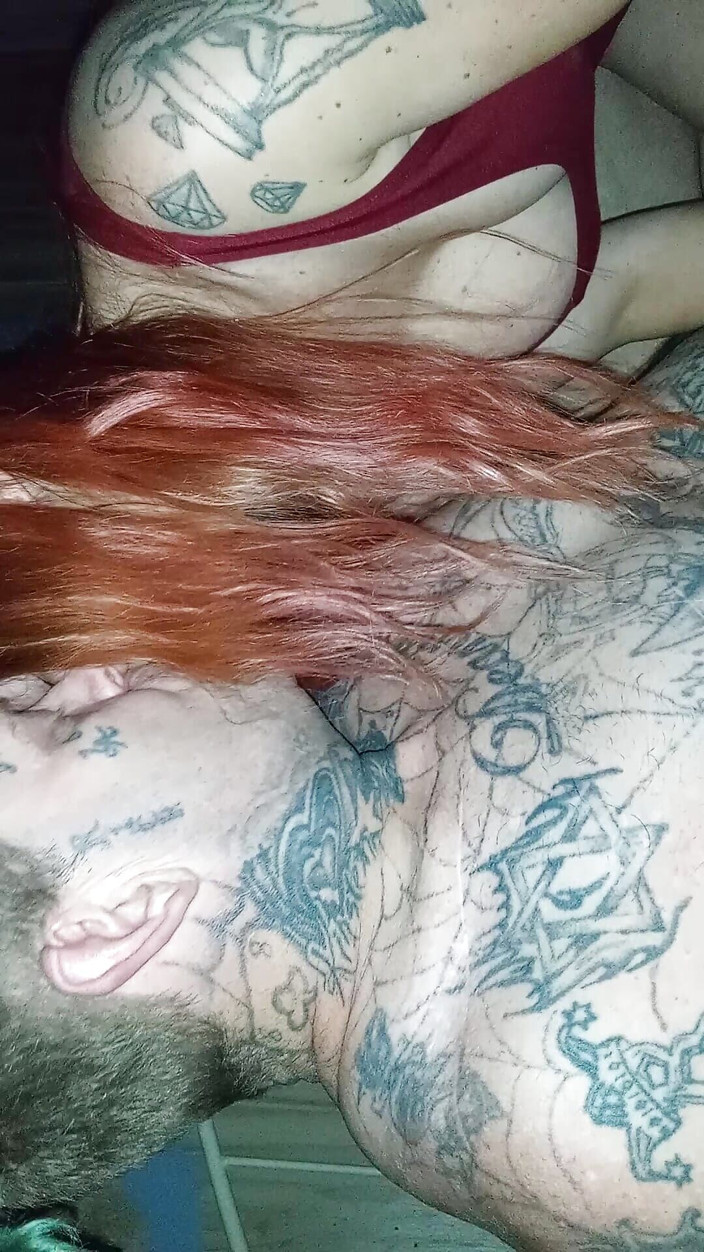 Trey shot dat: Rabuda tatuada leva por trás
