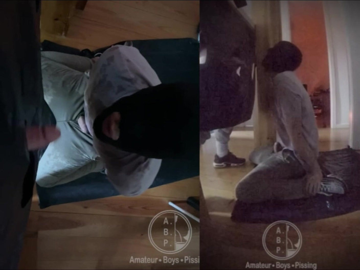 AmateurBoysPissing: Amatérský chlapec nařídil klečet, se zavázanýma očima a naštvaný do...