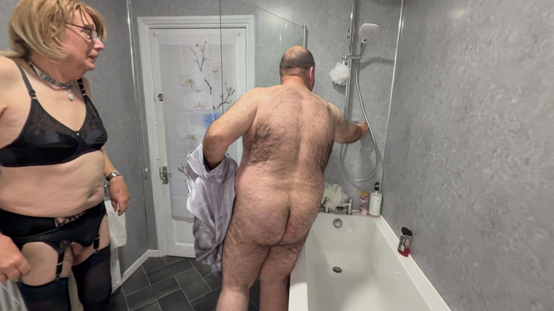 Aaexperinces trans: Покоївка Джейн готує Lanitsa Bear до своєї сесії.