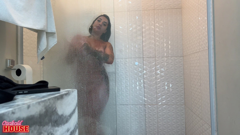 CuckoldHouse: Двоє щасливчиків трахають гарячу дружину свого сусіда-рогоносця