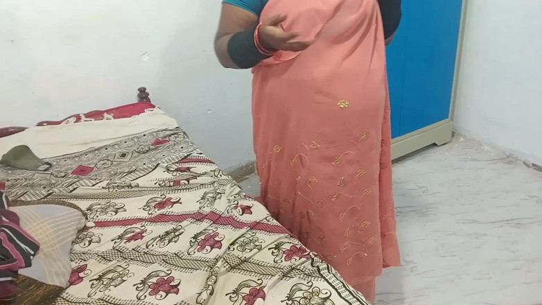 Veni: Une belle-mère se change de robe en regardant son beau-fils...