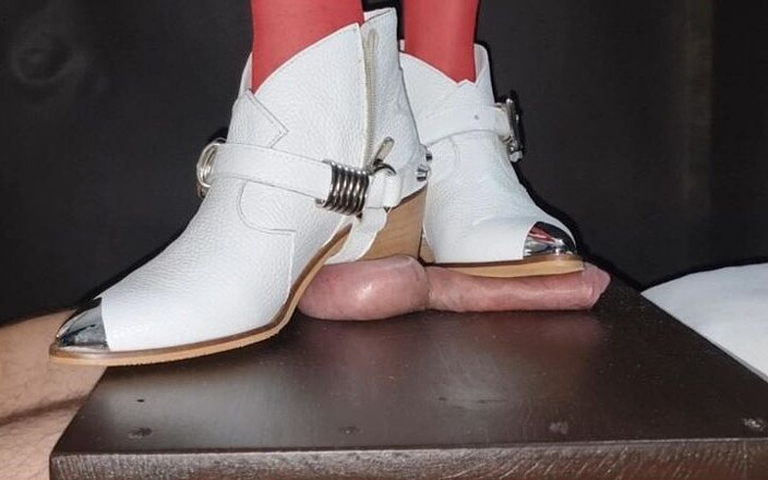 My Balls Need Busting: Des bottes blanches écrasent des couilles et se tiennent debout sur...
