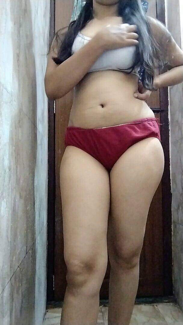 Riyathakur: Une jeune bhabhi desi se caresse le corps