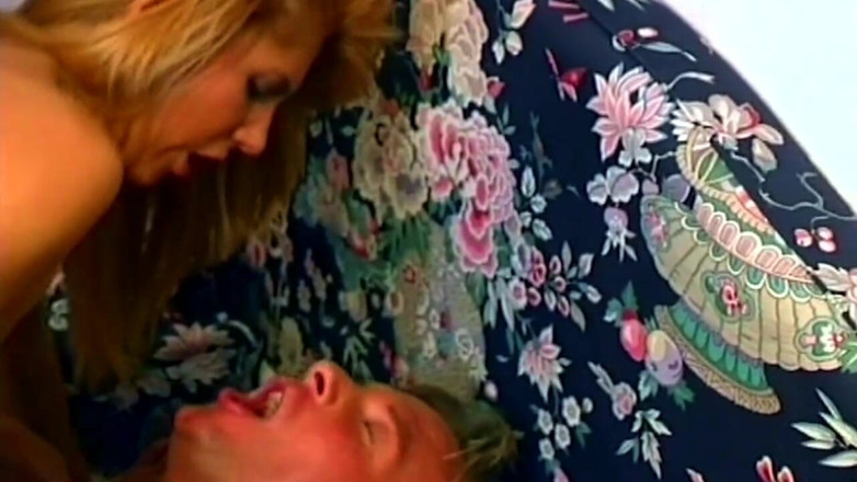 TRASHPORN: Une blonde se fait baiser en grand dans un trio...