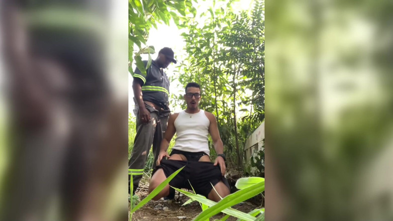 TheBlacKHunterr: Le travailleur marié reste tard sur le chantier pour