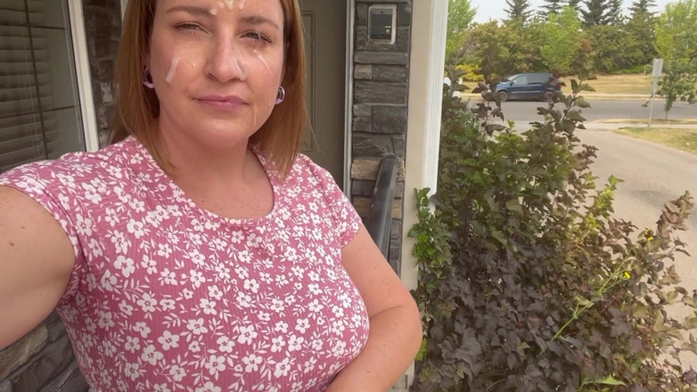 Avril Showers: Ama de casa en vestido de sol cum caminando después...