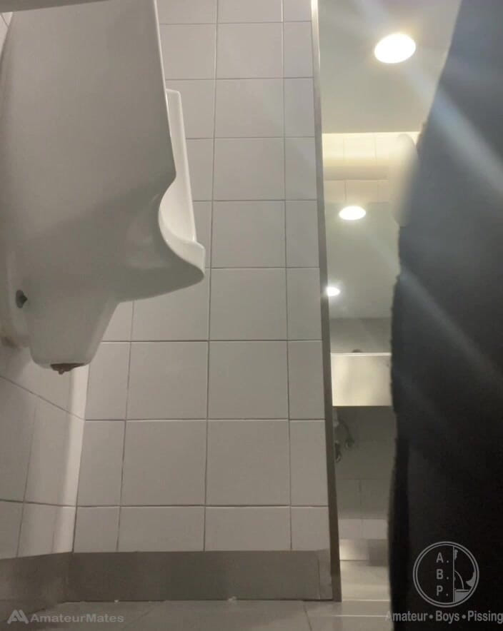 AmateurBoysPissing: 2 chłopców w trampkach Zabawy w pisuarach publicznych toalet