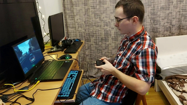 Alex and Luiza: ホットな女子大生は、大学卒業後に性交したいため、ビデオゲームをプレイしている間、彼女のオタクのクラスメートを中断します