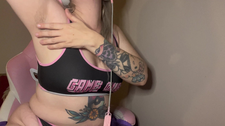 EeveeXo: La ragazza gamer venera l'ascella pelosa