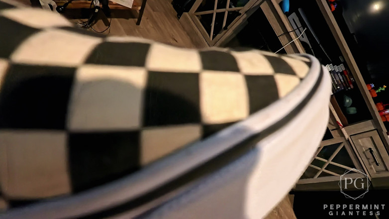 Peppermint Giantess: Tiny POV : La minuscule fille attachée aux chaussures se fait...