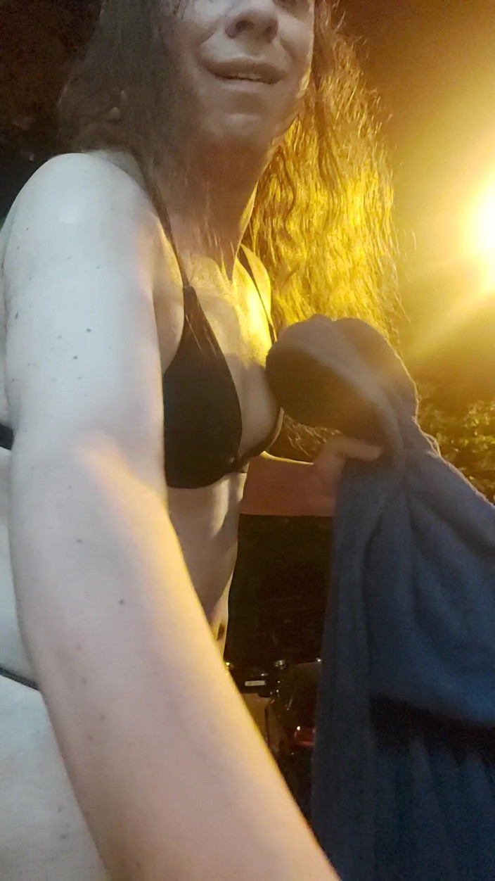 AnalStreetWhore: Nuit en plein air