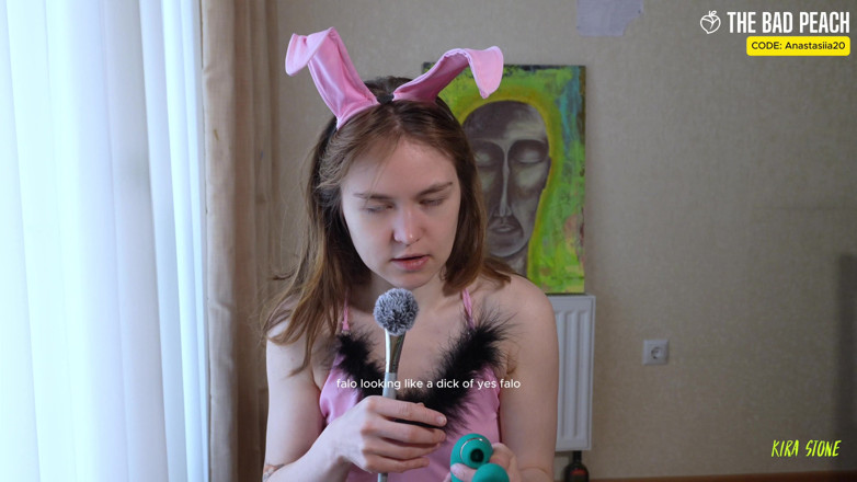 Kira Stone: Готово! Природно. Я дивлюся на іграшку в костюмі кролика. Поганий персик))))))