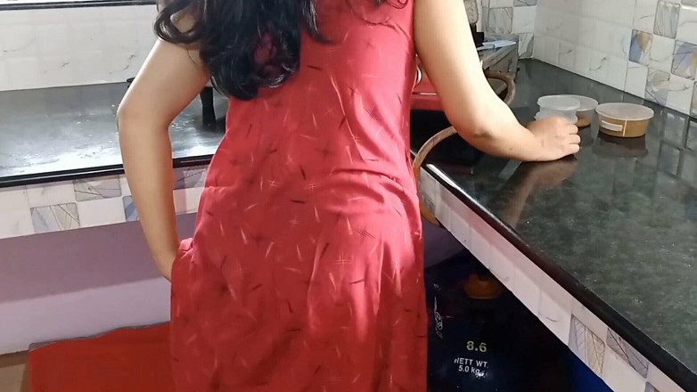 Queenrima: Kaam Wali Bhai Ko Kitchen Me Choda - 부엌에서 내 하녀 따먹기