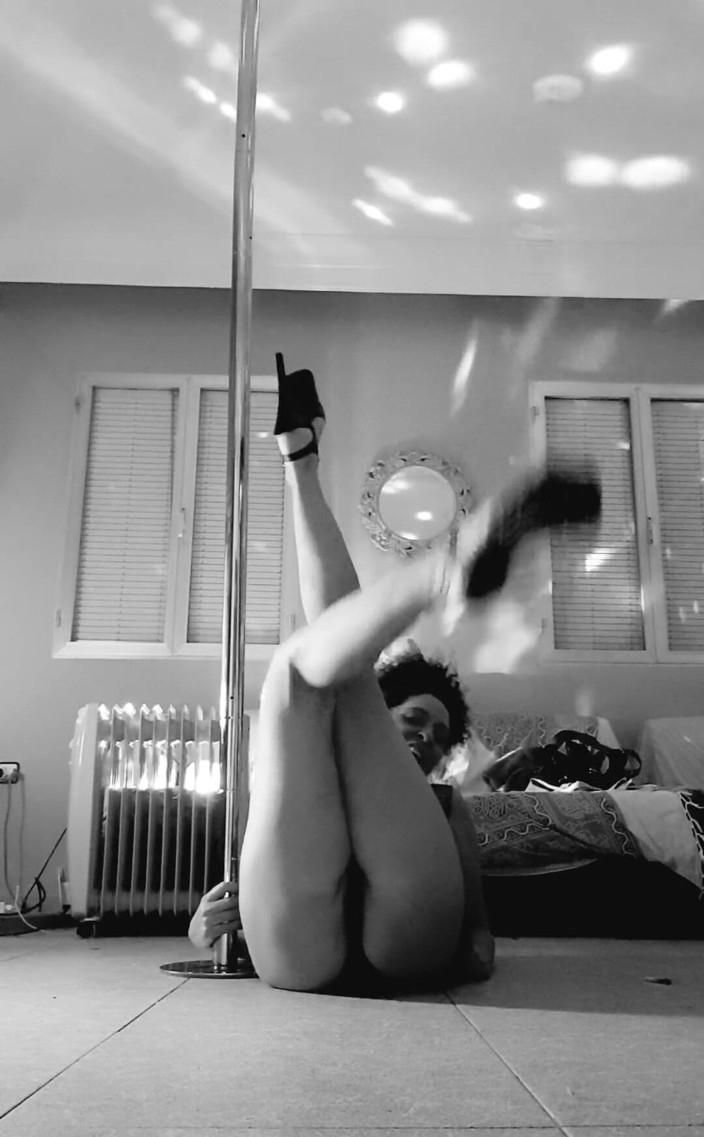 Sensualpolestar: Schwarz-weiß-striptease