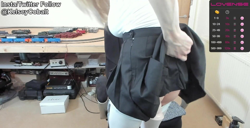 KelseyCobalt: Zwarte geplooide rok en witte panty - look van studente