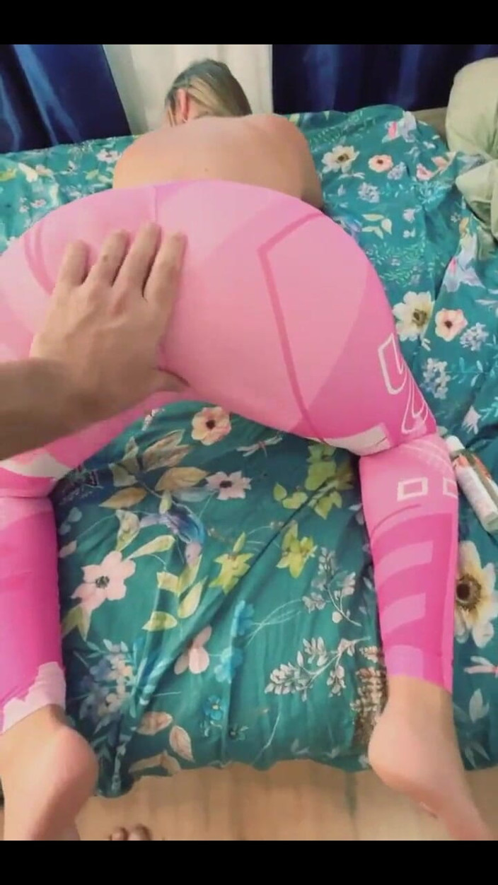 Bunny Hustler: Amateur perrito anal para milf en sexy leggins