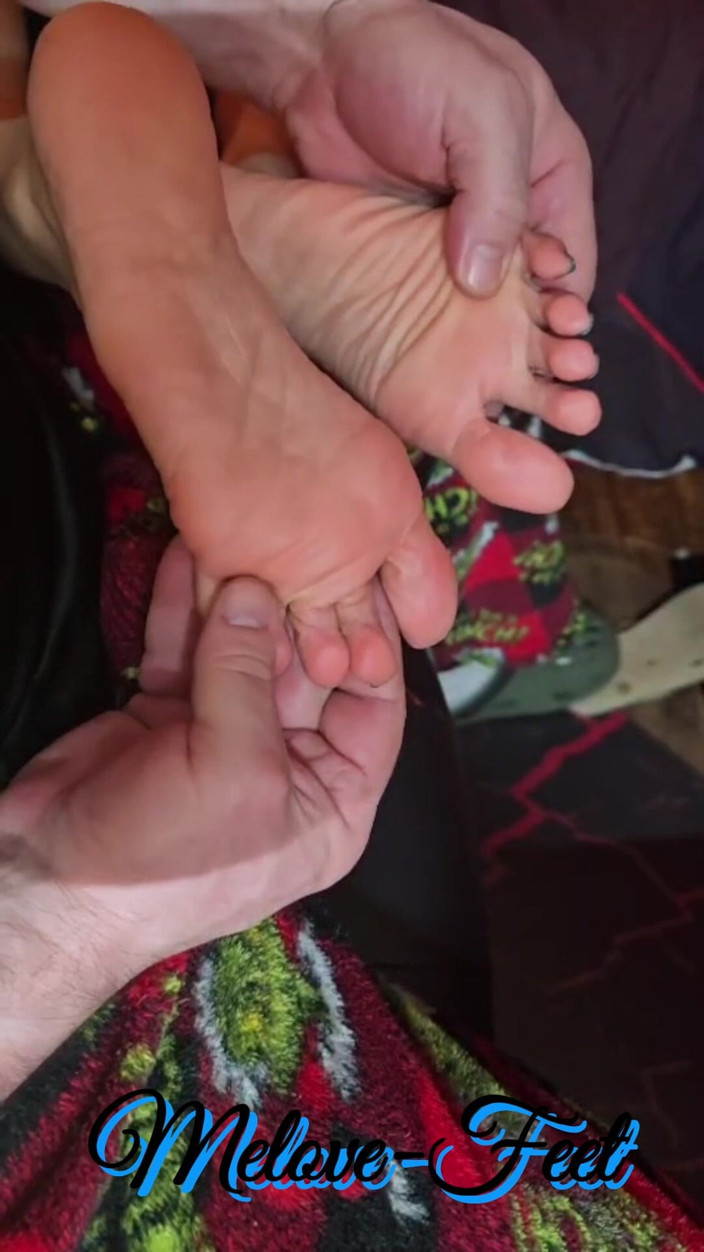 Naelor: Pijat kaki kecil melove seksi dari ayah tiri