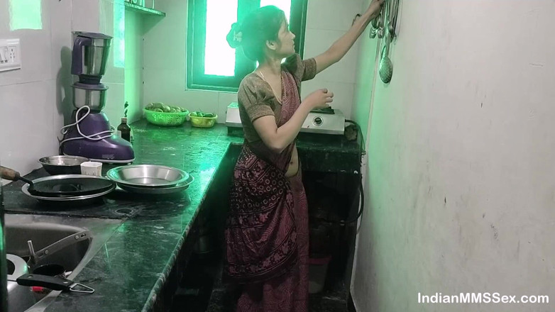 Indian pregnant wife: Pasangan India ngentot di dapur