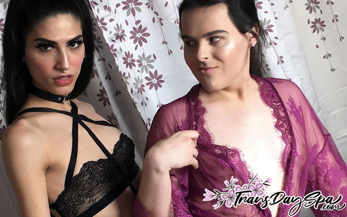 Trans Roommates: Trans Gracie Frost zmysłowy masaż jej miękkiego ciała